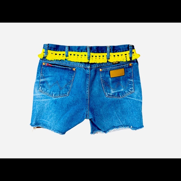 Distressed WRANGLERS embroidered cutoff shorts, Daisy Dukes, Womens 4-6 boho - Picture 4 of 13